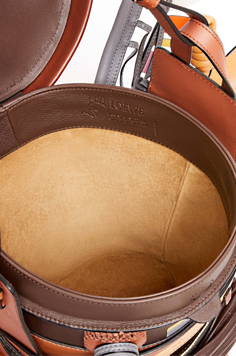 Lookbook Bolso LOEWE x El Castillo Ambulante en Piel Clásica Multicolor.