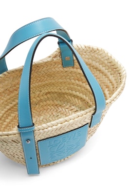 Beg Bazar Kecil LOEWE x Howls Daun Palma & Kulit Lembu Biru Muda Lookbook Beg Bazar Kecil LOEWE x Howls Daun Palma & Kulit Lembu Biru Muda