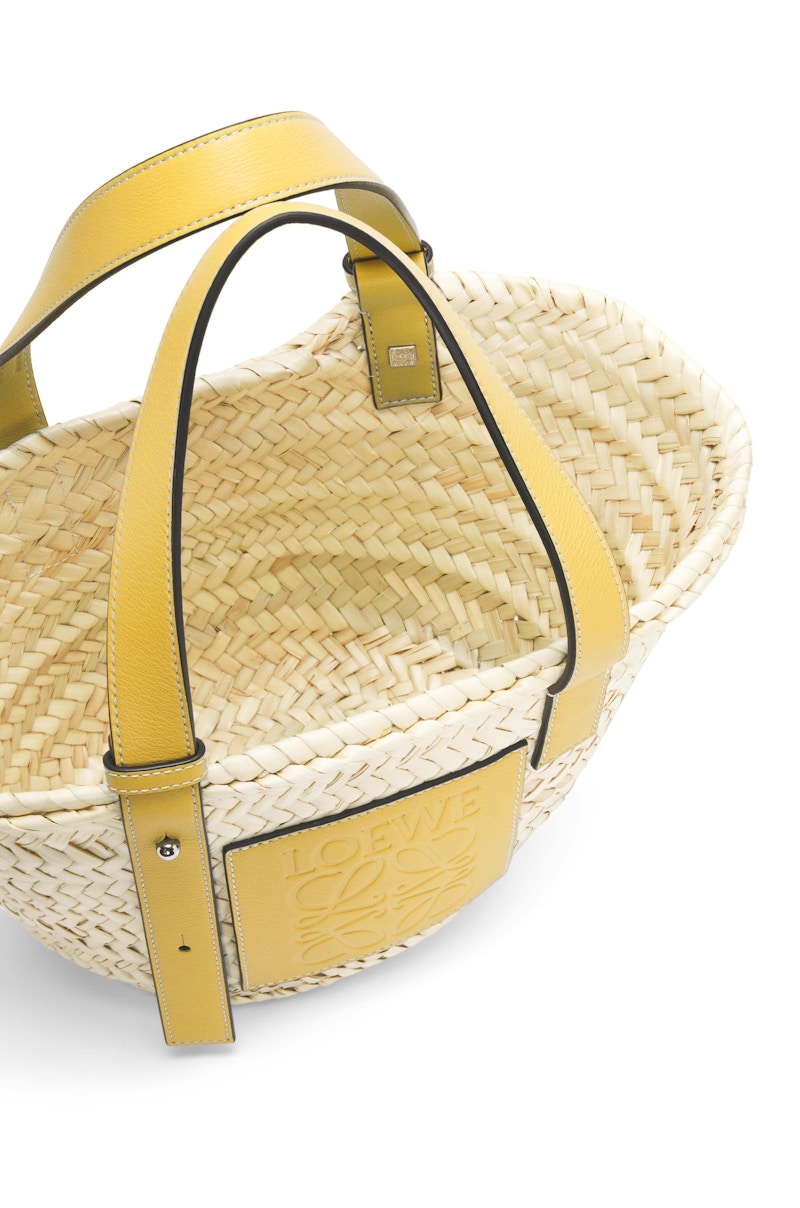 Lookbook Tas Keranjang Kecil LOEWE x Howls Daun Palm & Kulit Anak Sapi Kuning