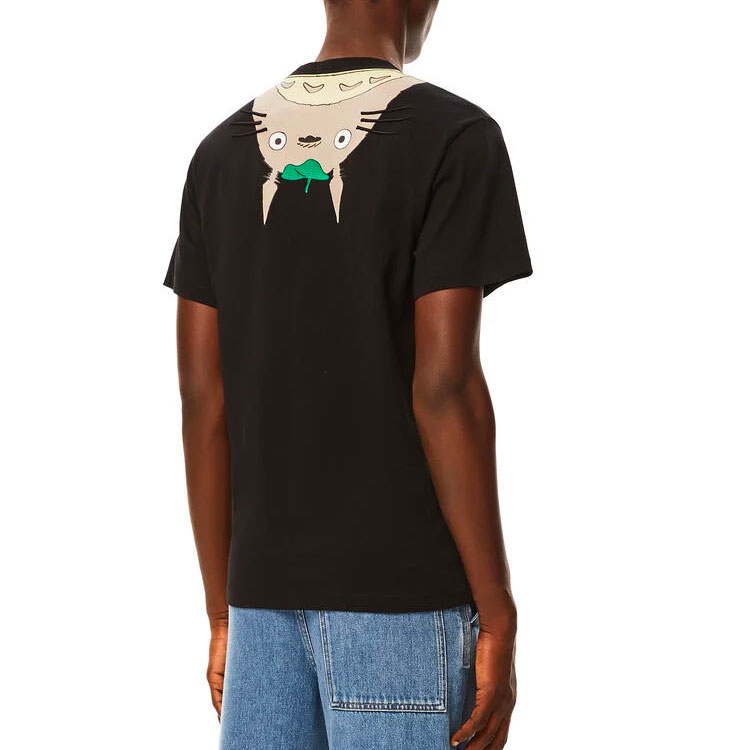 Shop LOEWE x 龙猫合作款 龙猫印花男女同款黑色T恤 S848Y22X01-1100