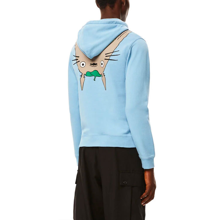 Shop LOEWE x 龙猫 SS21 男女蓝色字母印花联名款连帽衫 H848341X14-5100