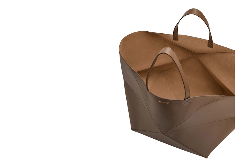 Lookbook LOEWE Tas Lipat XXL Puzzle Kulit Sapi Mengkilap Umber