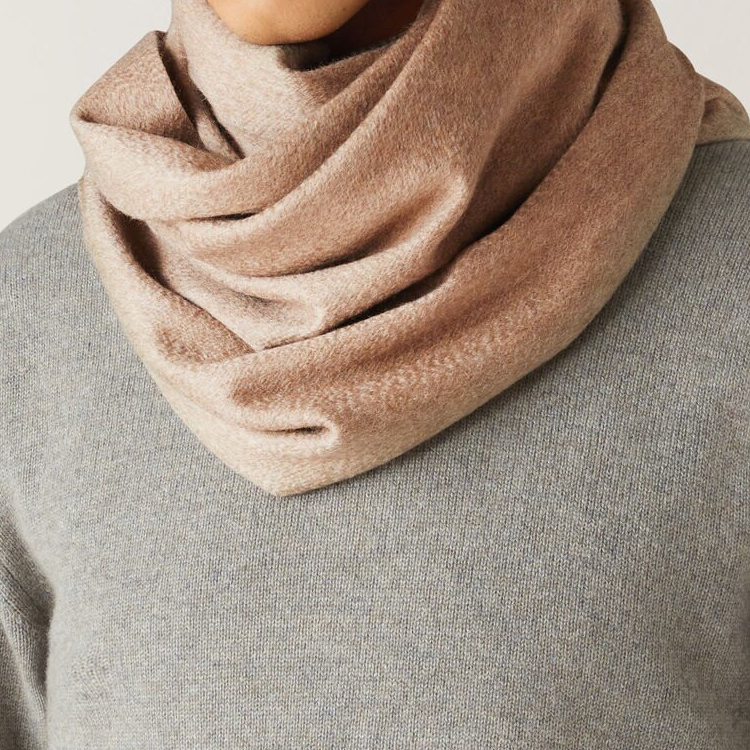 Lookbook ロロピアーナ カプセル フリンジ カシミア スカーフ 男女兼用 ブラウン. FAN3773D0H3