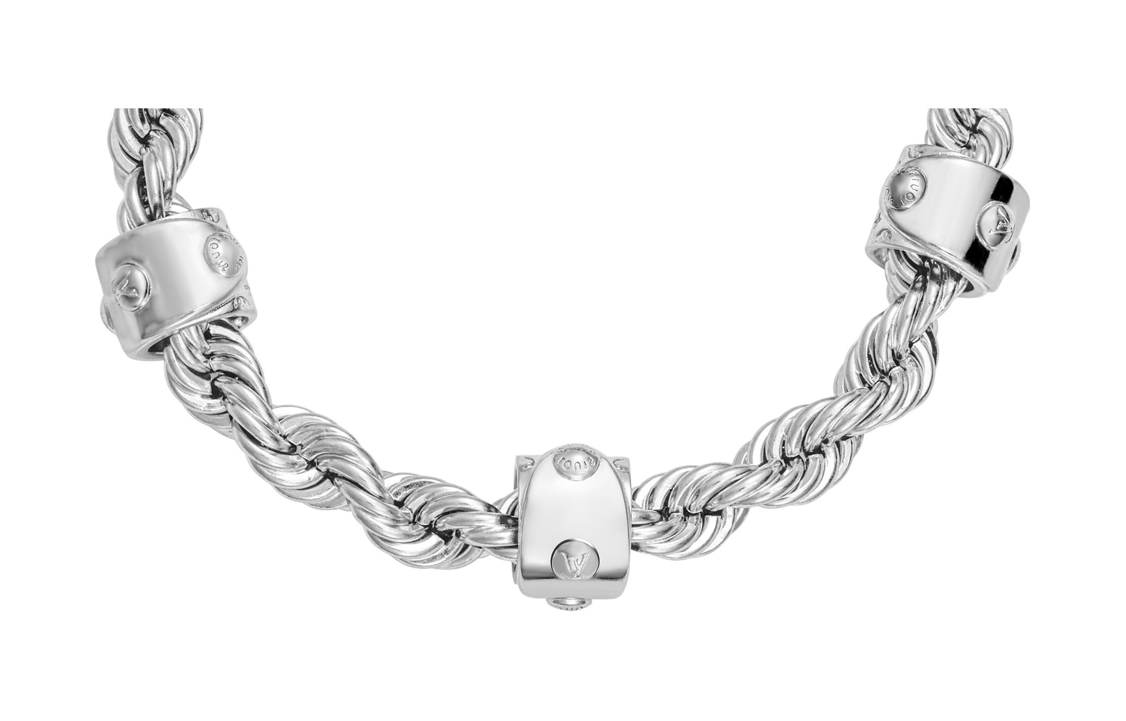 Lookbook PULSERA CADENA METÁLICA PLATA LOUIS VUITTON 2024 PRIMAVERA CON TACHUELAS. M1540L