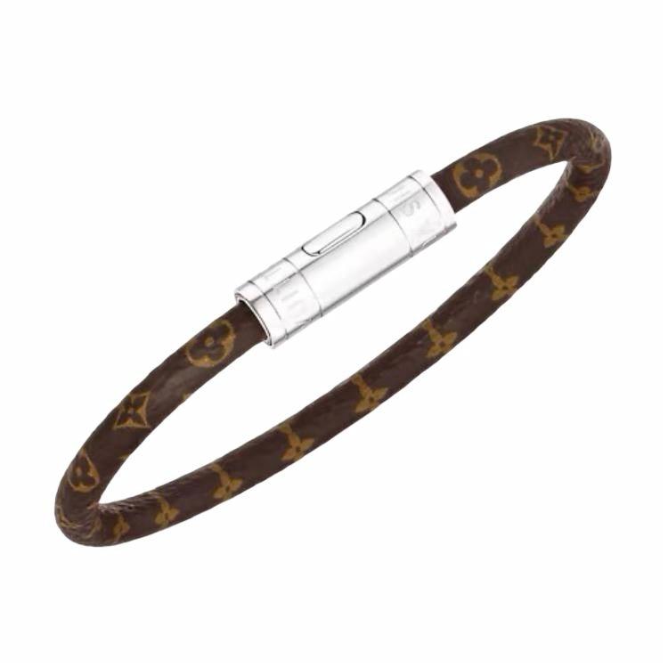 Lookbook LOUIS VUITTON Pulsera de Lona Marrón con Diseño de Logo y Detalles Metálicos. M4025