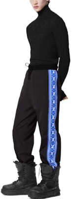 LOUIS VUITTON Fair Isle Striped Knit Joggers Biru/Hitam 1AAU55 Lookbook LOUIS VUITTON Fair Isle Striped Knit Joggers Biru/Hitam 1AAU55