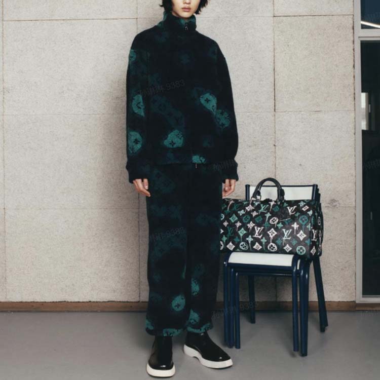 Lookbook 루이비통 그린 로고 프린트 엘라스틱 웨이스트 조거 팬츠 1AATZ1