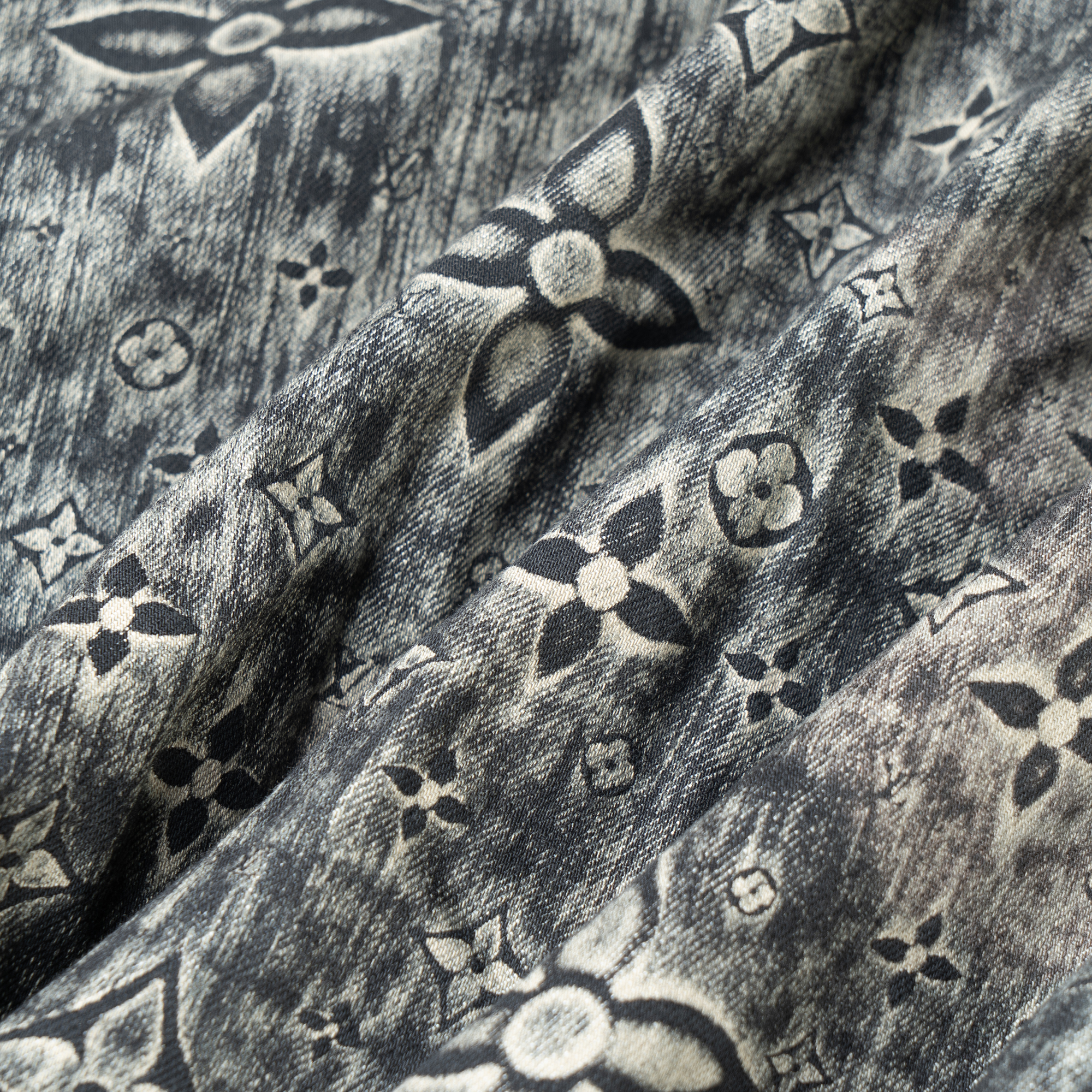 Lookbook LOUIS VUITTON Jaket Denim Abu-Abu Lengan Panjang dengan Kancing Logo. 1AATFU