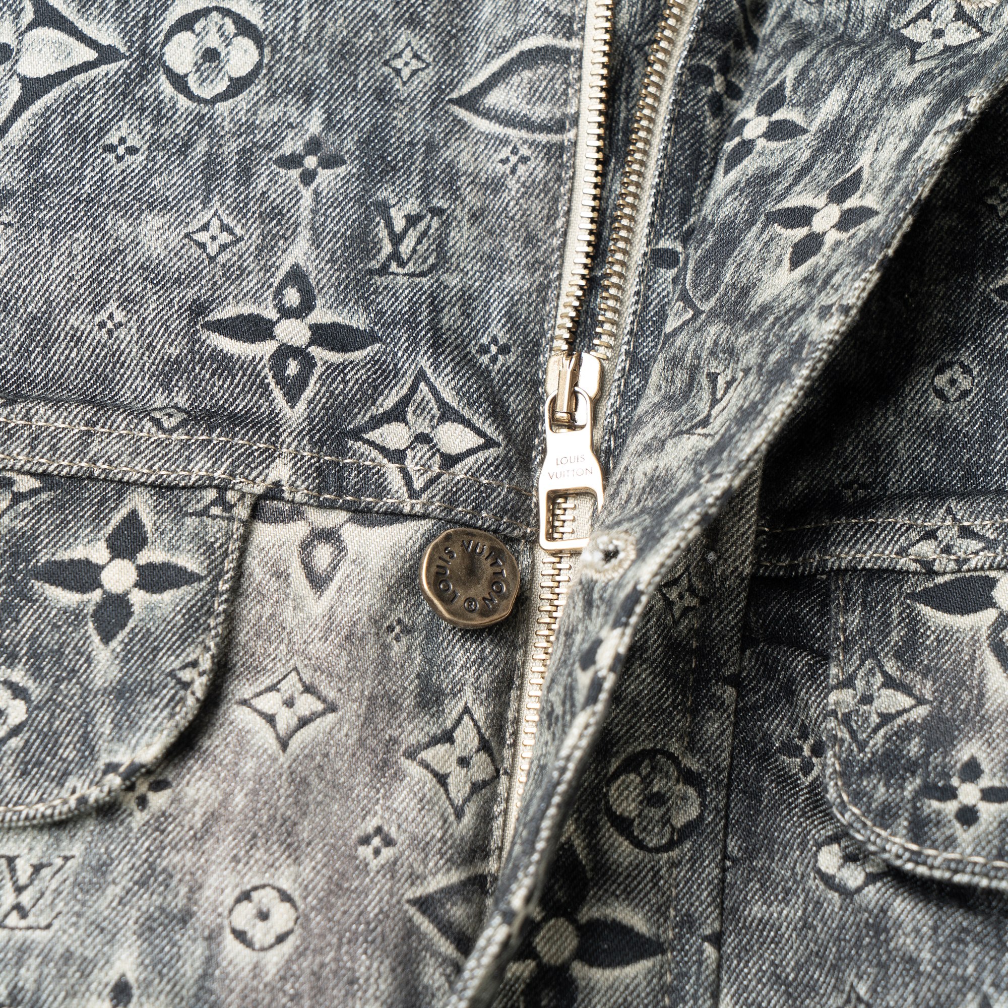 Shop LOUIS VUITTON Jaket Denim Abu-Abu Lengan Panjang dengan Kancing Logo. 1AATFU