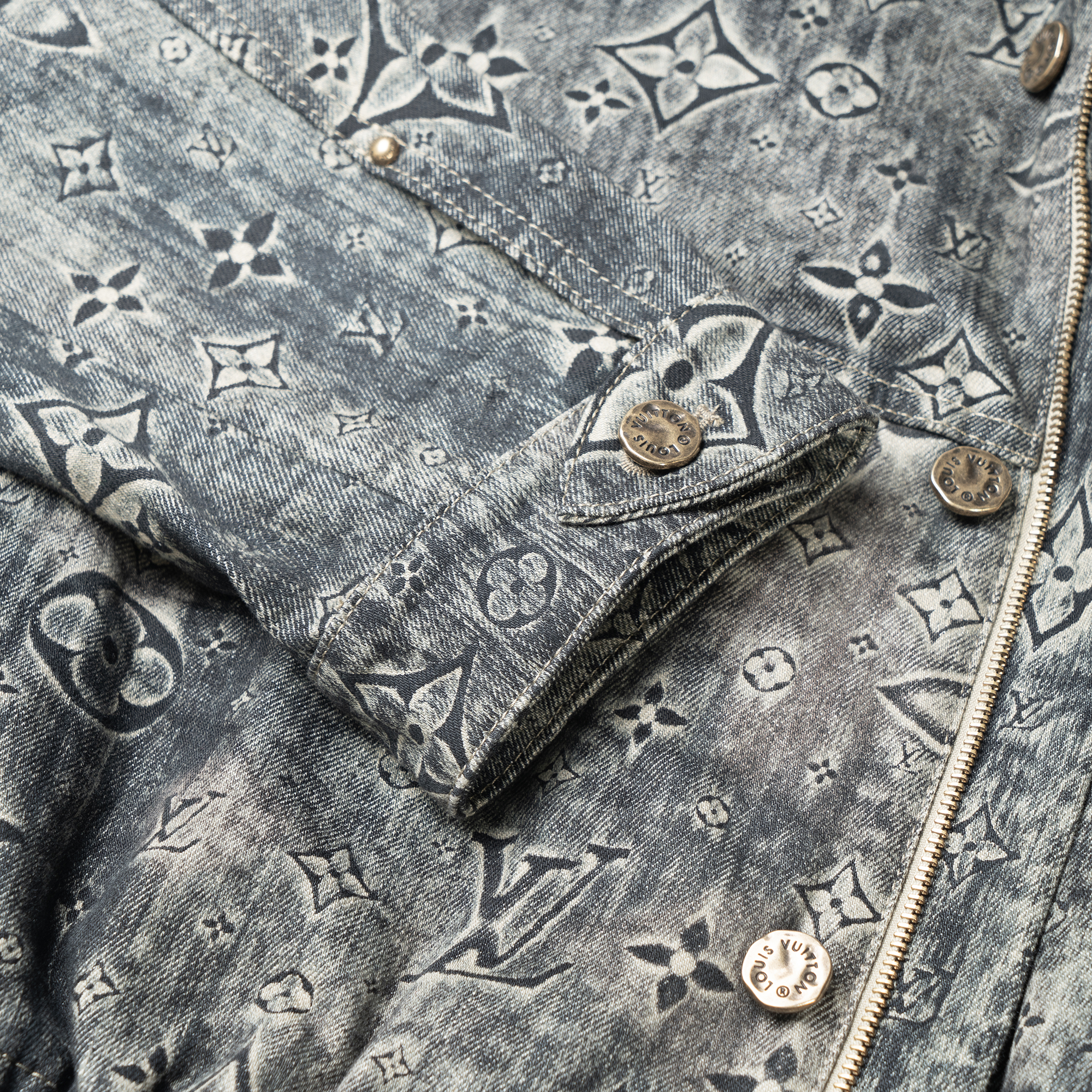 Purchase LOUIS VUITTON Jaket Denim Abu-Abu Lengan Panjang dengan Kancing Logo. 1AATFU