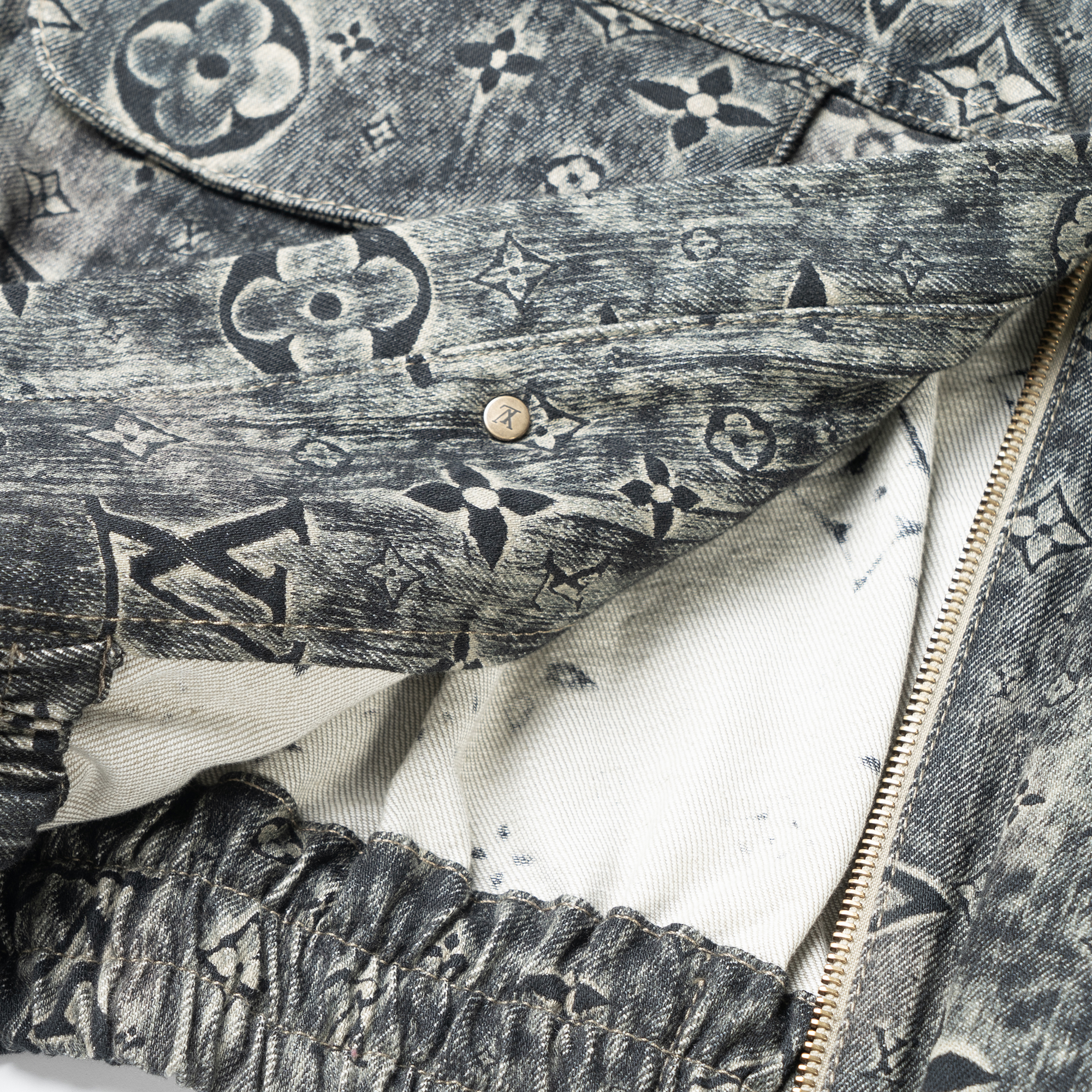 Details for LOUIS VUITTON Jaket Denim Abu-Abu Lengan Panjang dengan Kancing Logo. 1AATFU