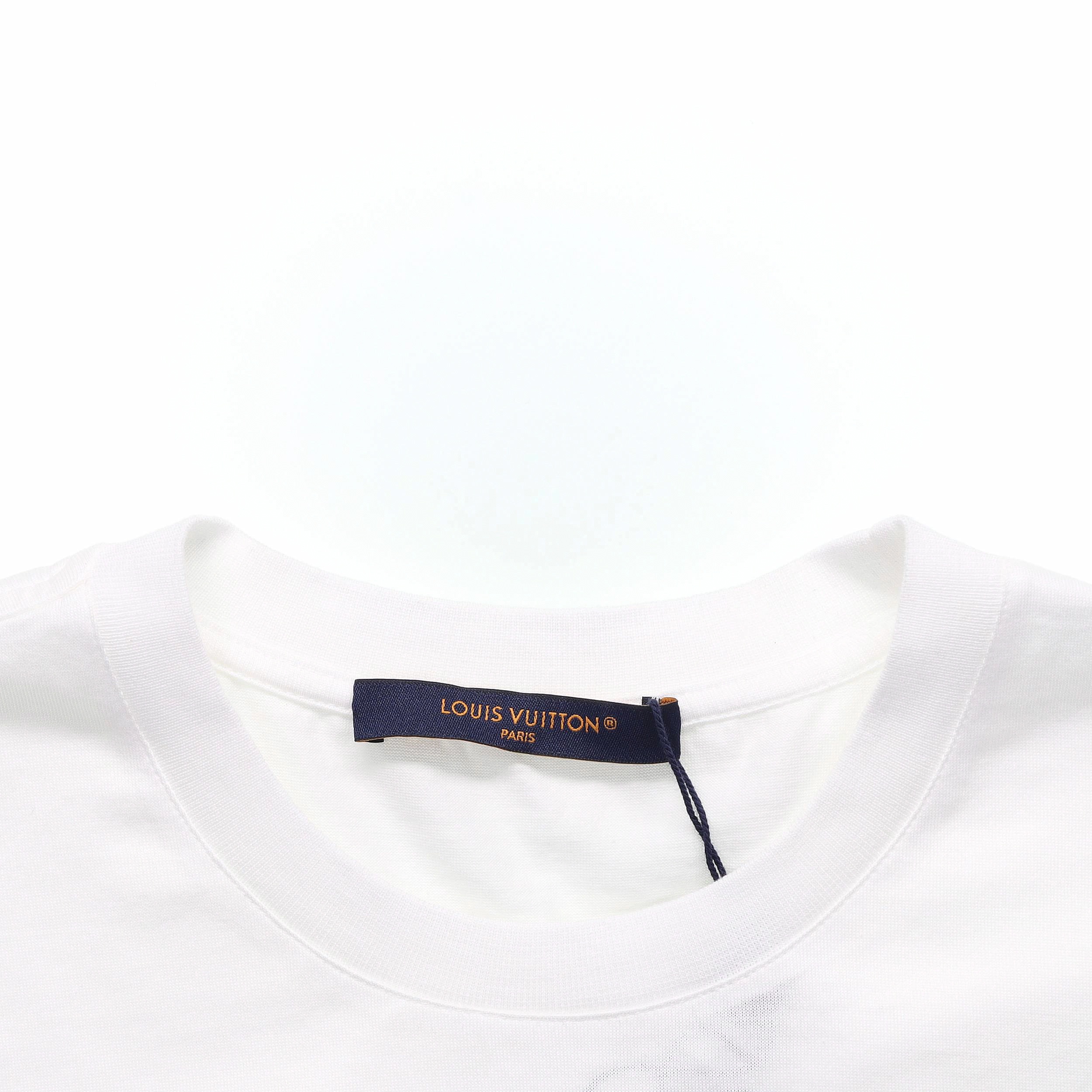 Details for Camiseta Blanca Cuello Redondo LOUIS VUITTON con Bordado de Logo. 1A1SAU