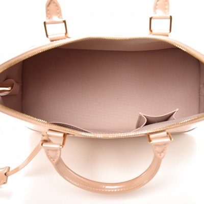 루이비통 알마 모노그램 베르니 MM 로즈 플로랑땡
Lookbook 루이비통 알마 모노그램 베르니 MM 로즈 플로랑땡