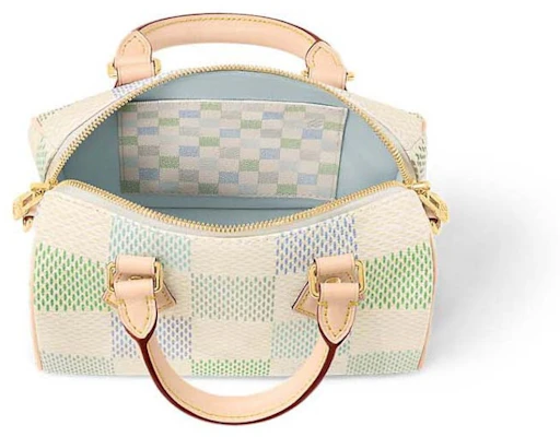 루이비통 피스타치오 스피디 20 반둘리에
Lookbook 루이비통 피스타치오 스피디 20 반둘리에