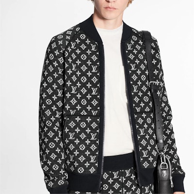 Louis Vuitton Jaket Bomber Cetakan Monogram Hitam 1A8HCS Lookbook Louis Vuitton Jaket Bomber Cetakan Monogram Hitam 1A8HCS