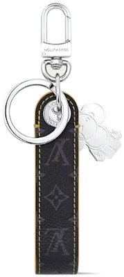 LOUIS VUITTON Black Petal Keychain Unisex Couples Accessory. M01469 Lookbook LOUIS VUITTON Black Petal Keychain Unisex Couples Accessory. M01469