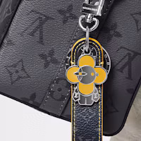 Shop LOUIS VUITTON Gantungan Kunci Hitam Petal Unisex Aksesori Pasangan. M01469