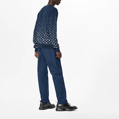 Suéter Crewneck Degradado Azul con Logo Jacquard de Louis Vuitton. 1A9GIM Sizing Suéter Crewneck Degradado Azul con Logo Jacquard de Louis Vuitton. 1A9GIM
