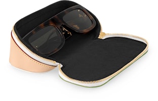 Louis Vuitton oleh Tyler, the Creator Kacamata Hijau Damier Golf Pouch Lookbook Louis Vuitton oleh Tyler, the Creator Kacamata Hijau Damier Golf Pouch