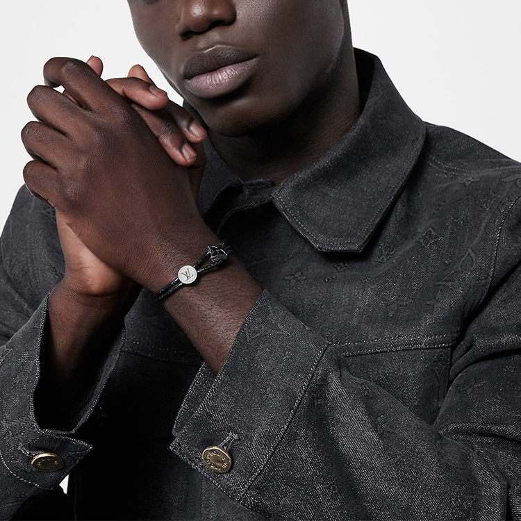 Shop 루이비통 캐치 잇 모노그램 플라워 조절식 메탈 팔찌 블랙 유니섹스 M8111D