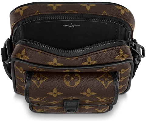 루이비통 크리스토퍼 모노그램 마카사 브라운/블랙 웨어러블 월릿
Lookbook 루이비통 크리스토퍼 모노그램 마카사 브라운/블랙 웨어러블 월릿