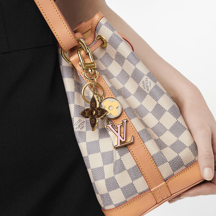 LOUIS VUITTON Classic Logo Metal Canvas Keychain Unisex Accessory. M69008 圖 4