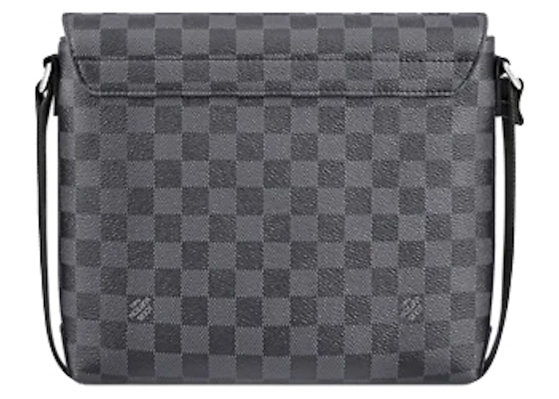 Order Beg Louis Vuitton District PM Damier Graphite Hitam