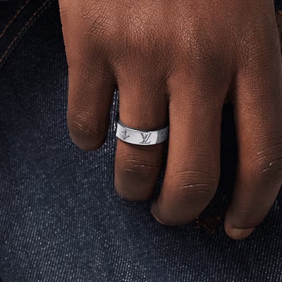 路易威登雕刻標誌灰色黃銅戒指 M1504M Shop 路易威登雕刻標誌灰色黃銅戒指 M1504M