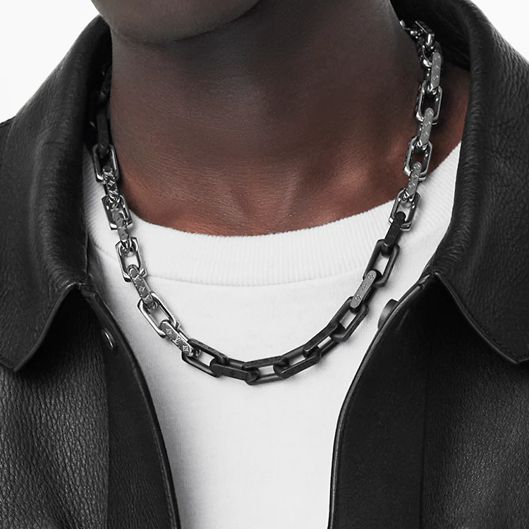 LOUIS VUITTON Engraved Monogram Pendant Necklace Silver/Black  Accessory M00677 圖 4