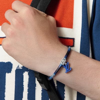 LOUIS VUITTON Gelang Kulit Besi Biru Pria dengan Gesper Perak Ukir. M8397E Shop LOUIS VUITTON Gelang Kulit Besi Biru Pria dengan Gesper Perak Ukir. M8397E