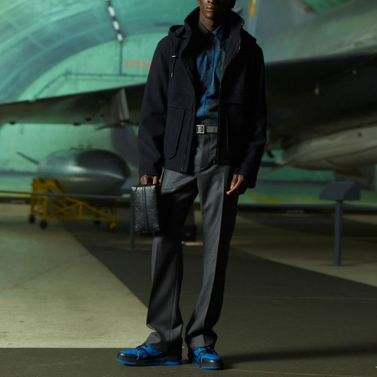 Lookbook Chaqueta con Capucha Louis Vuitton FW21 Negra con Cremallera. 1A8WRA