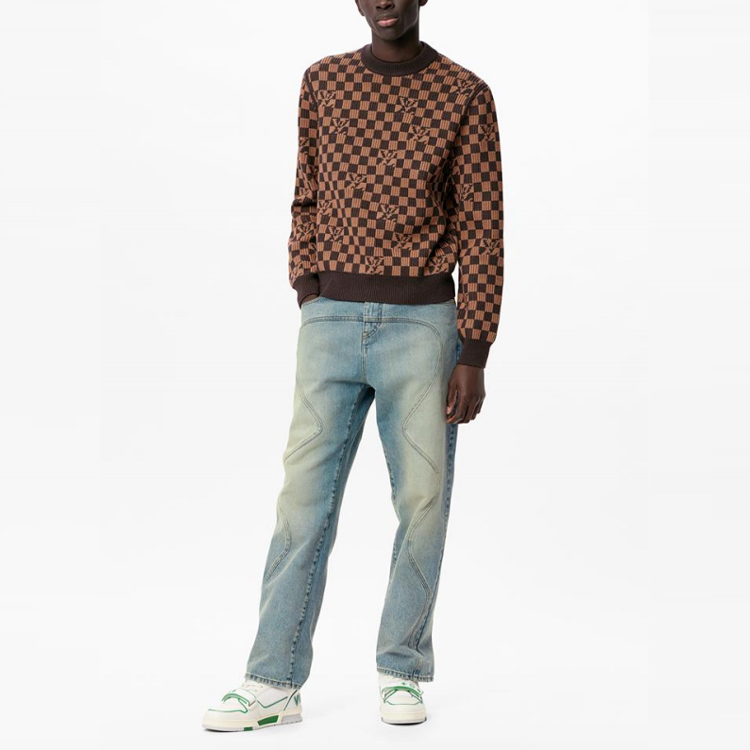 Lookbook LOUIS VUITTON FW21 Sweater Logo Kotak-Kotak Crewneck Cokelat. 1A9706