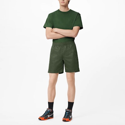 LOUIS VUITTON FW21 Celana Pendek Pria Hijau Monogram Loose Fit Casual. 1A9GAV Lookbook LOUIS VUITTON FW21 Celana Pendek Pria Hijau Monogram Loose Fit Casual. 1A9GAV