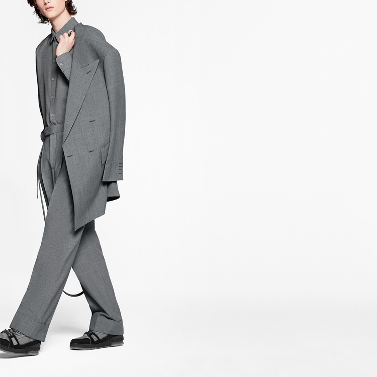 Lookbook Celana Kasual Pria LOUIS VUITTON FW21 Abu-Abu dengan Sabuk Panjang. 1A5P82