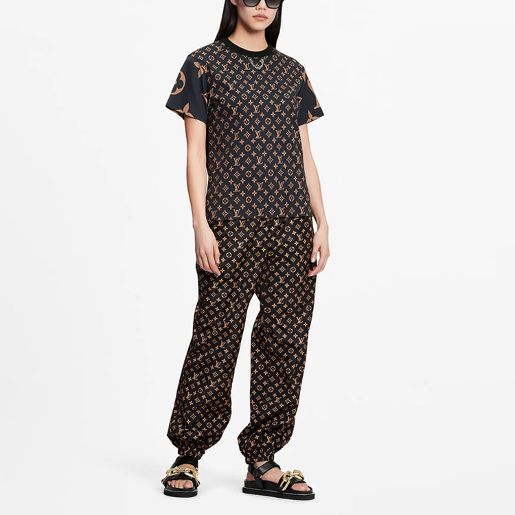 Lookbook LOUIS VUITTON FW21 Baju T Lengan Pendek Cetakan Logo Monogram Coklat Lelaki. 1A93IW