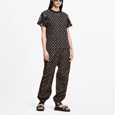 LOUIS VUITTON FW21 Baju T Lengan Pendek Cetakan Logo Monogram Coklat Lelaki. 1A93IW Lookbook LOUIS VUITTON FW21 Baju T Lengan Pendek Cetakan Logo Monogram Coklat Lelaki. 1A93IW