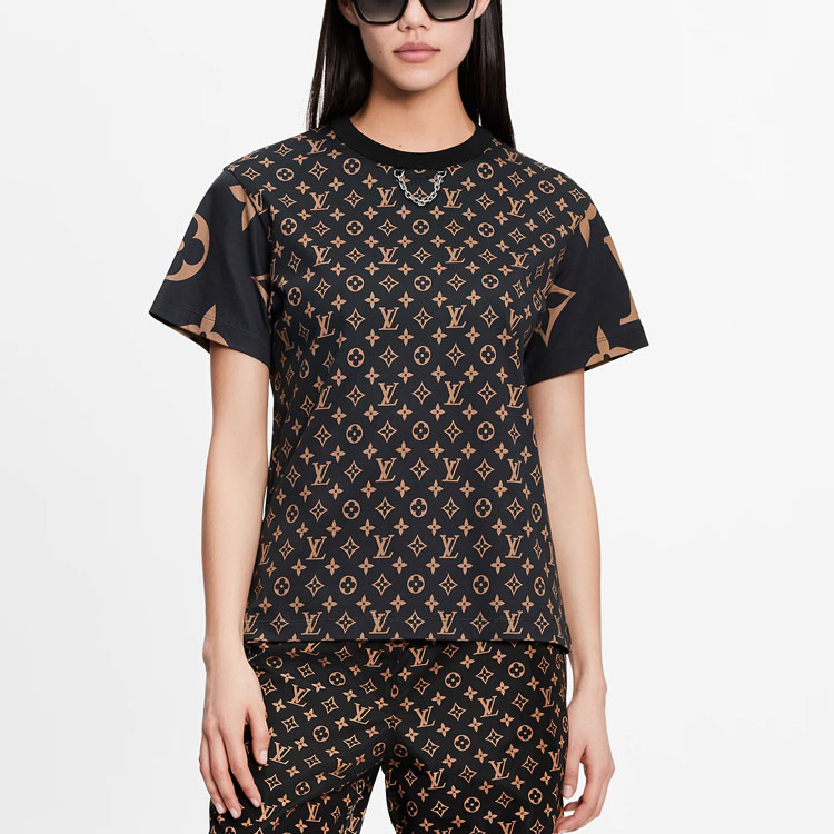 Shop LOUIS VUITTON FW21 Baju T Lengan Pendek Cetakan Logo Monogram Coklat Lelaki. 1A93IW