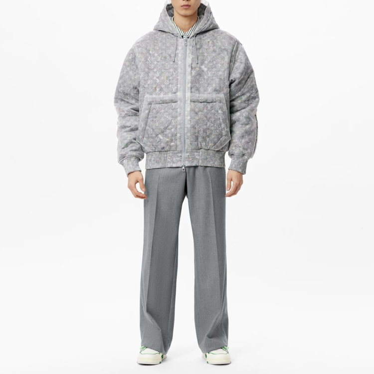 Lookbook LOUIS VUITTON FW21 Jaket Hoodie Cetakan Monogram Perak Transparan. 1A96Y4