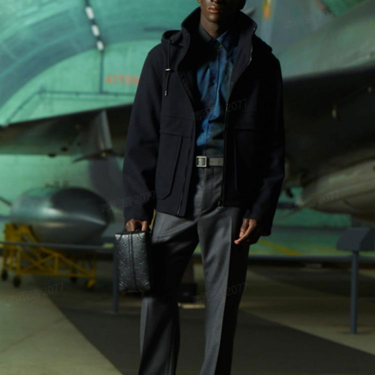 Lookbook 루이 비통 FW21 타이-다이 긴팔 셔츠 블루 1A8WYF