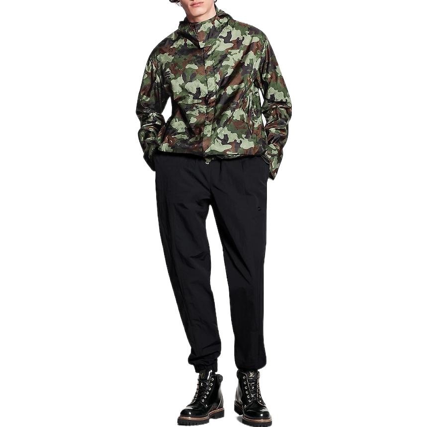 Lookbook LOUIS VUITTON FW22 Jaket Hoodie Motif Camouflage Warna Kamuflase. 1A7X5J