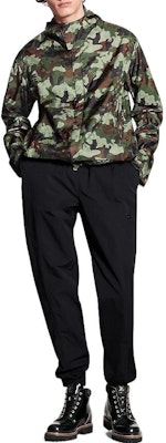 LOUIS VUITTON FW22 Jaket Hoodie Motif Camouflage Warna Kamuflase. 1A7X5J Lookbook LOUIS VUITTON FW22 Jaket Hoodie Motif Camouflage Warna Kamuflase. 1A7X5J