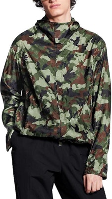 LOUIS VUITTON FW22 Jaket Hoodie Motif Camouflage Warna Kamuflase. 1A7X5J Shop LOUIS VUITTON FW22 Jaket Hoodie Motif Camouflage Warna Kamuflase. 1A7X5J