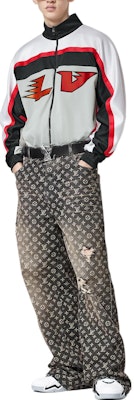 루이 비통 FW22 아이스하키 자켓 화이트 레터 컬러 블록 디자인 1AAGPZ Lookbook 루이 비통 FW22 아이스하키 자켓 화이트 레터 컬러 블록 디자인 1AAGPZ