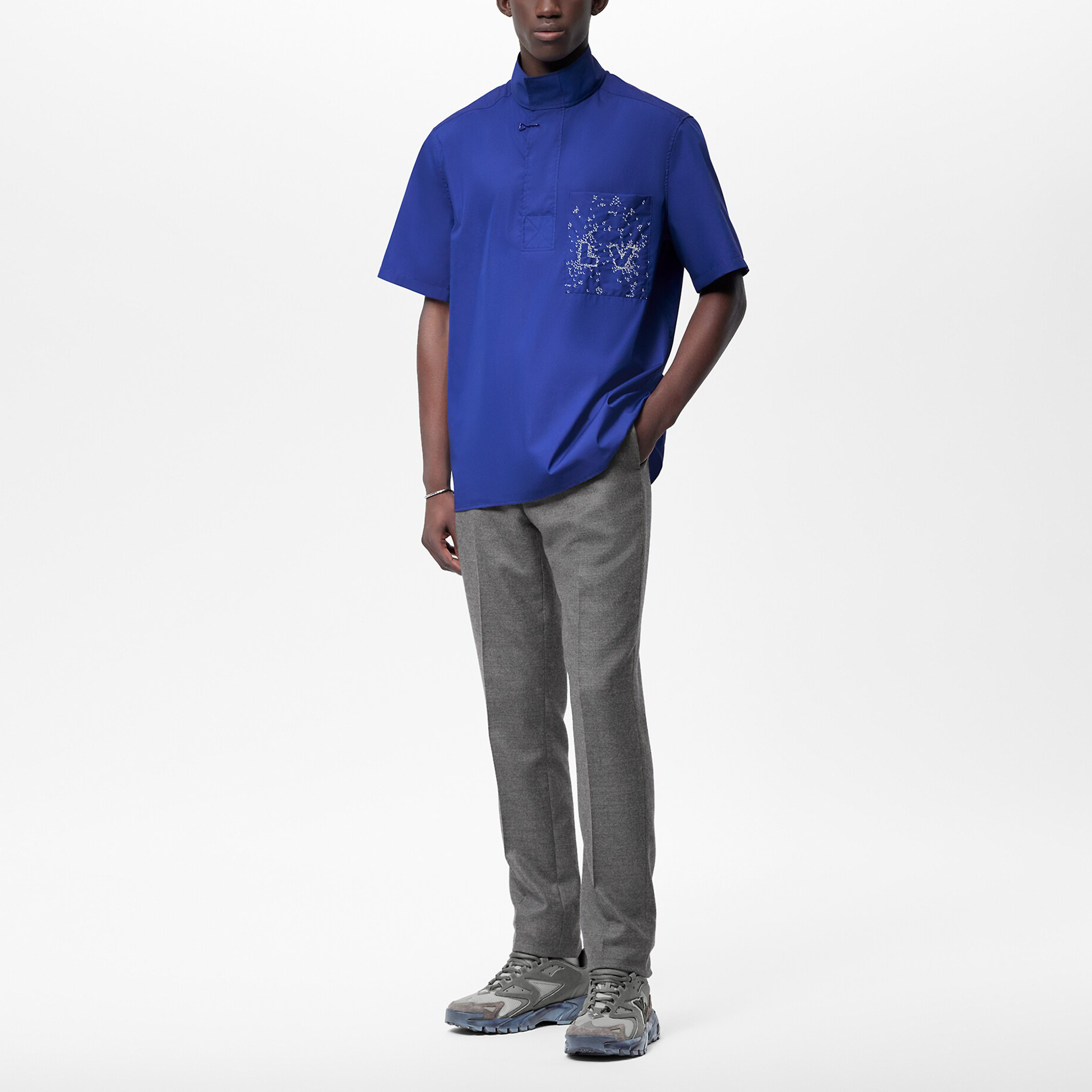 Lookbook Louis Vuitton Baju Biru Lengan Pendek Bersulam Lelaki FW22. 1AA4PK