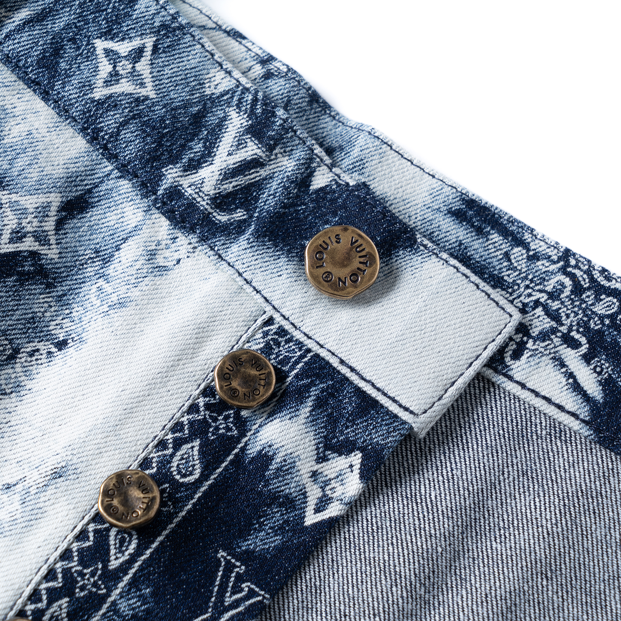 Shop 路易威登FW22藍白扎染Monogram佩斯利休閒短褲 1AA55K