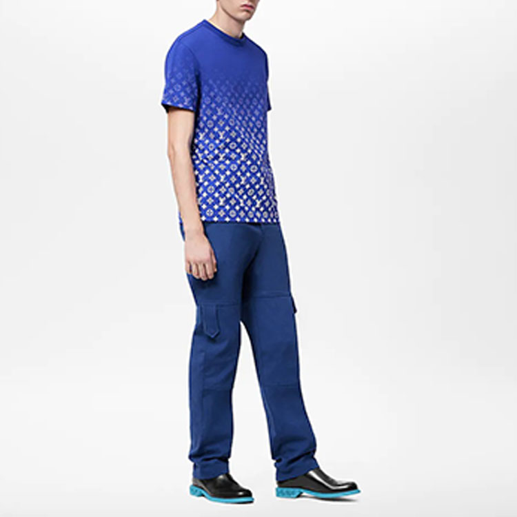 Lookbook LOUIS VUITTON FW22 Gradient Logo Crewneck T-Shirt Biru Pria. 1AA51N