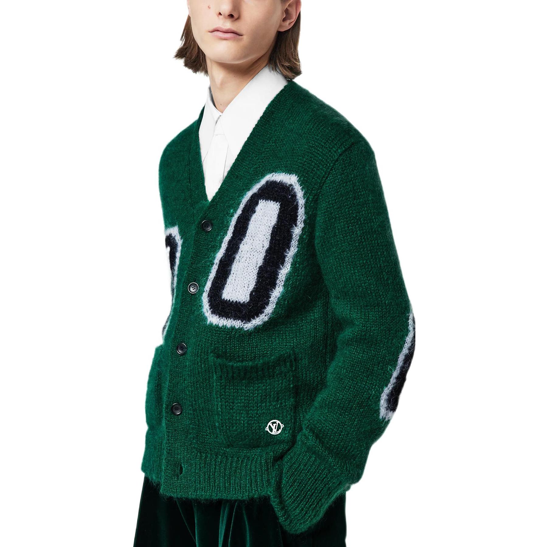 Lookbook LOUIS VUITTON FW22 Sweater Rajut Mohair Hijau Huruf Panjang Fit. 1AAGNC