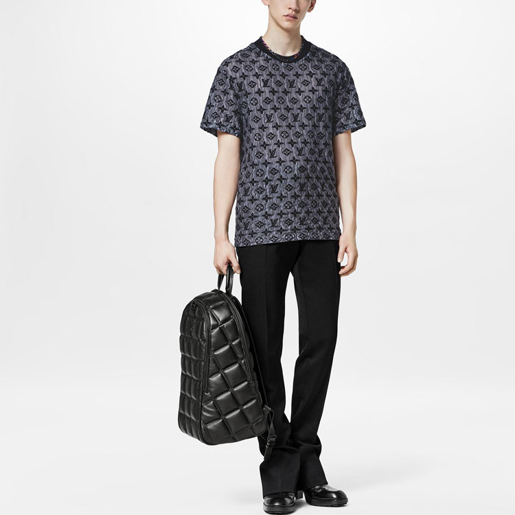 Lookbook LOUIS VUITTON FW22 Kaos Lengan Panjang Abu-Abu Logo Cetak Loose Fit. 1AAGM6