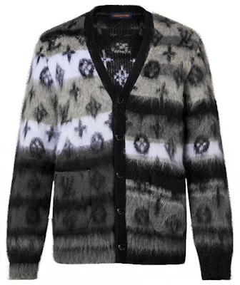 LOUIS VUITTON FW23 Black V-Neck Logo Knit Cardigan Long Sleeve Sweater 1AF342 Lookbook LOUIS VUITTON FW23 Black V-Neck Logo Knit Cardigan Long Sleeve Sweater 1AF342