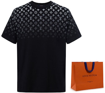 Louis Vuitton FW23 Kaos Crewneck Logo Gradient Hitam Pria. 1AFBB4 Shop Louis Vuitton FW23 Kaos Crewneck Logo Gradient Hitam Pria. 1AFBB4